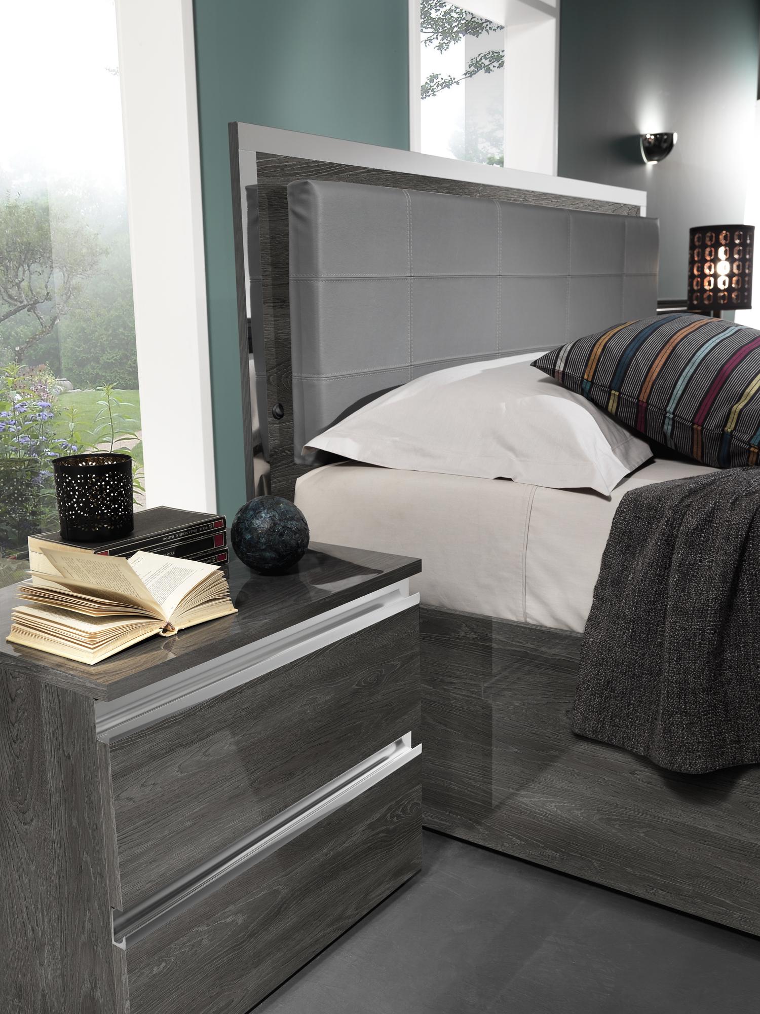 

    
ESF Oxford Platform Bedroom Set Wash Oak/Gray ESF-Oxford-EK-Set-3N-3PC
