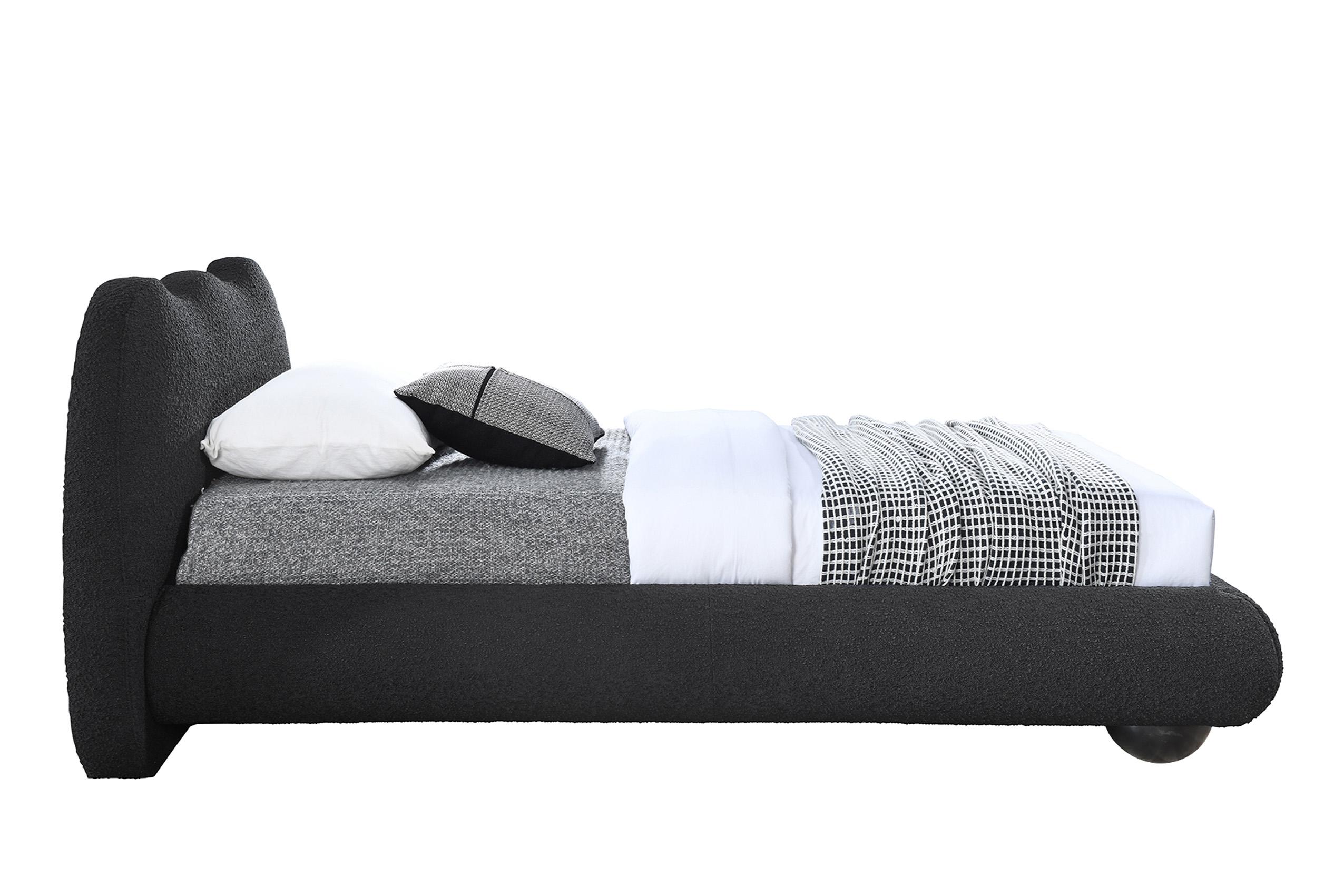 

    
HydeBlack-T Meridian Furniture Platform Bed
