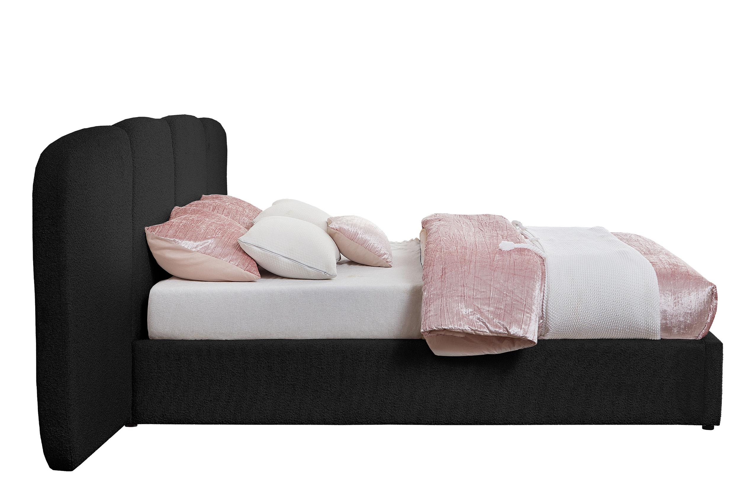 

        
Meridian Furniture ShilohBlack-K Platform Bed Black Boucle 094308308913
