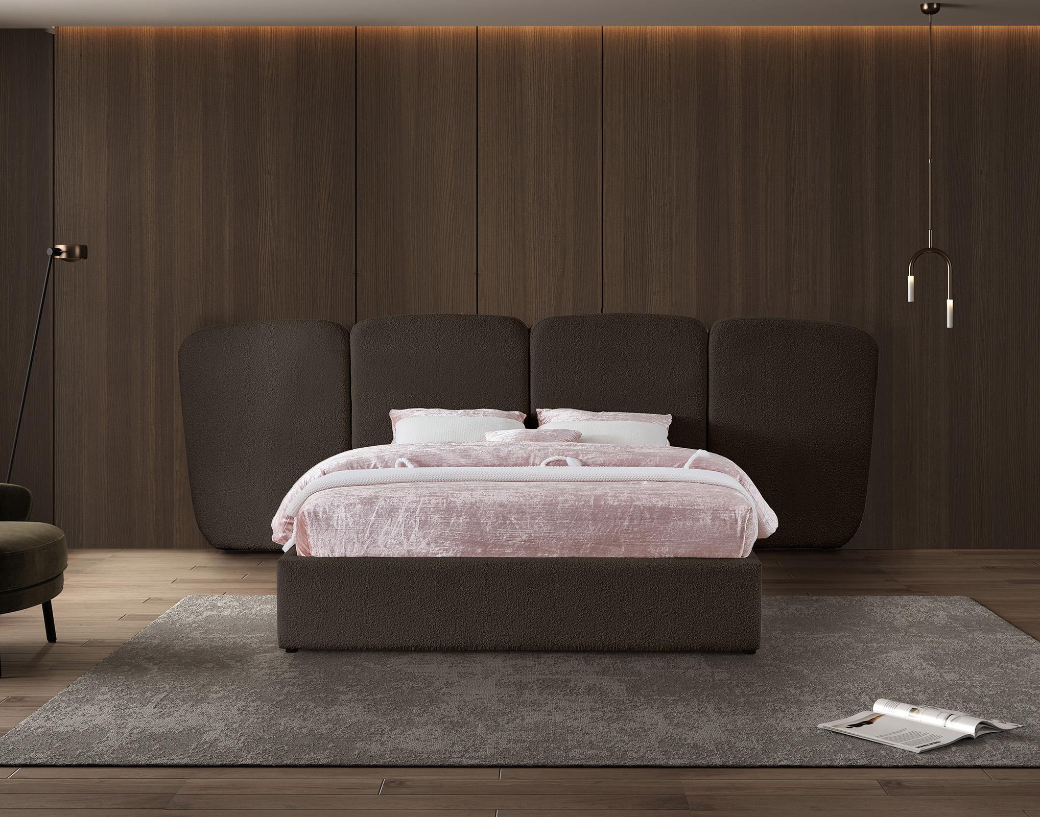 

    
ShilohBrown-K Meridian Furniture Platform Bed
