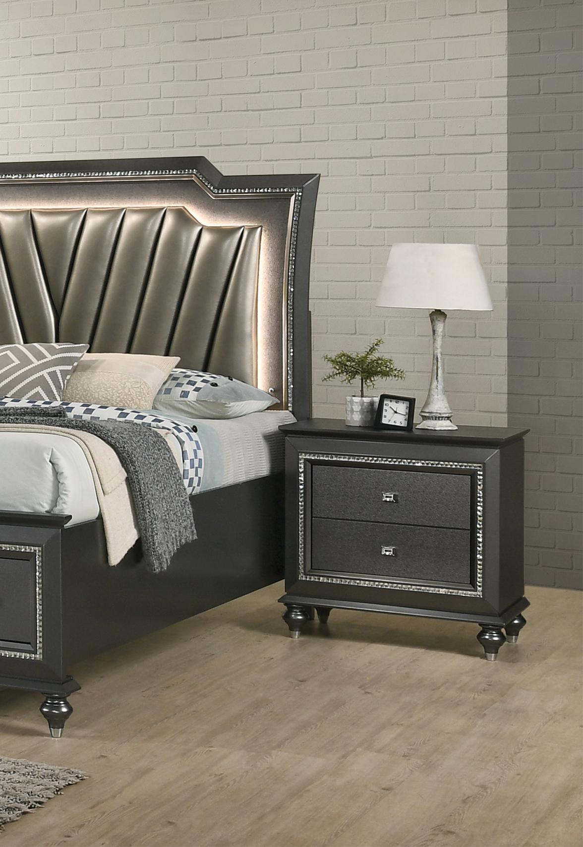 

    
Acme Furniture Kaitlyn Storage Bedroom Set Metallic/Gray Kaitlyn-27280Q-Set-3
