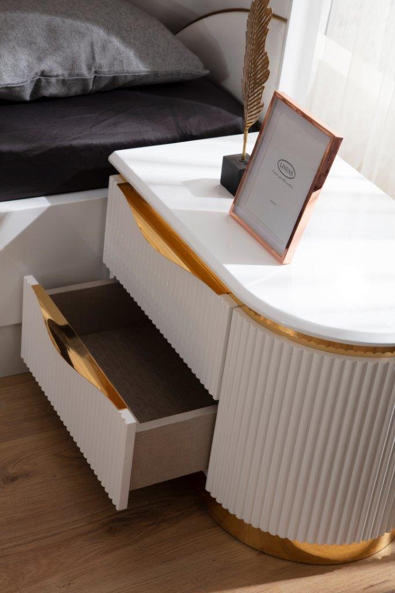 

        
Galaxy Home Furniture LAURA Platform Bedroom Set White/Gold Velvet 698781402900
