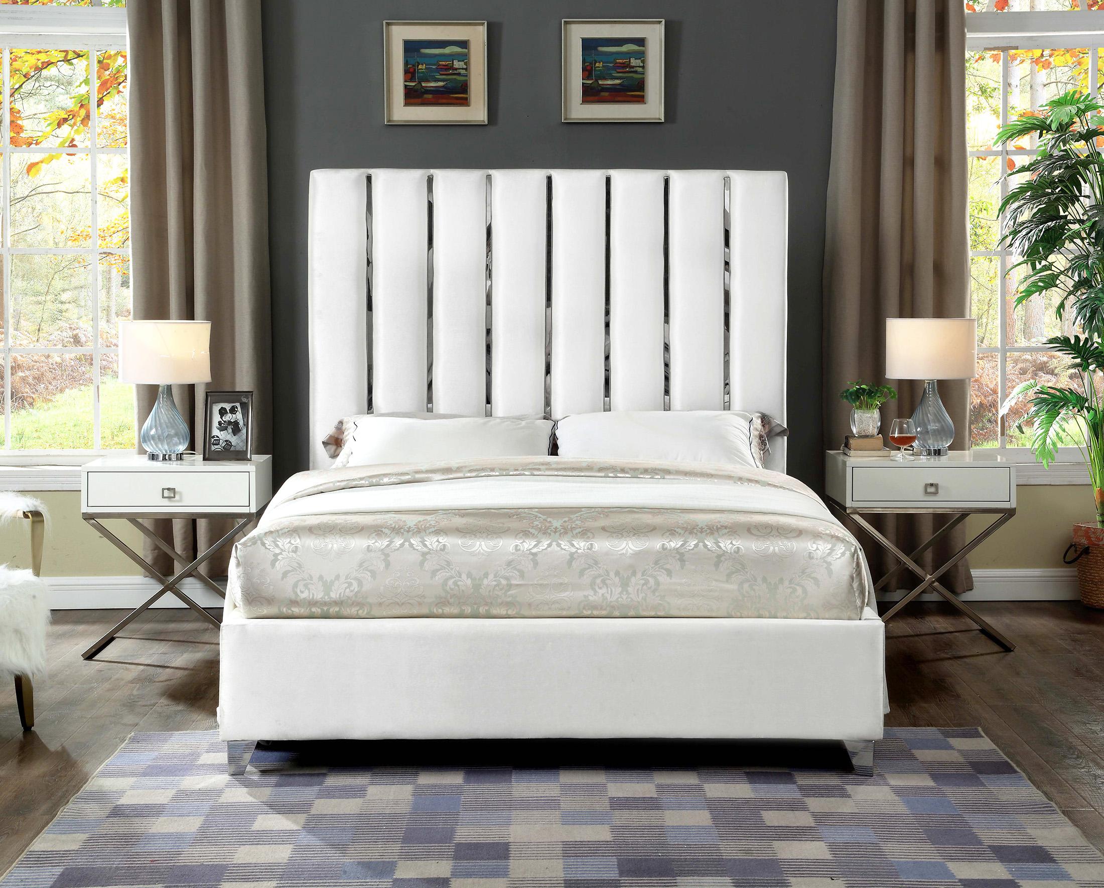 

        
Meridian Furniture ENZO EnzoWhite-F Platform Bed White Soft Velvet 647899951879

