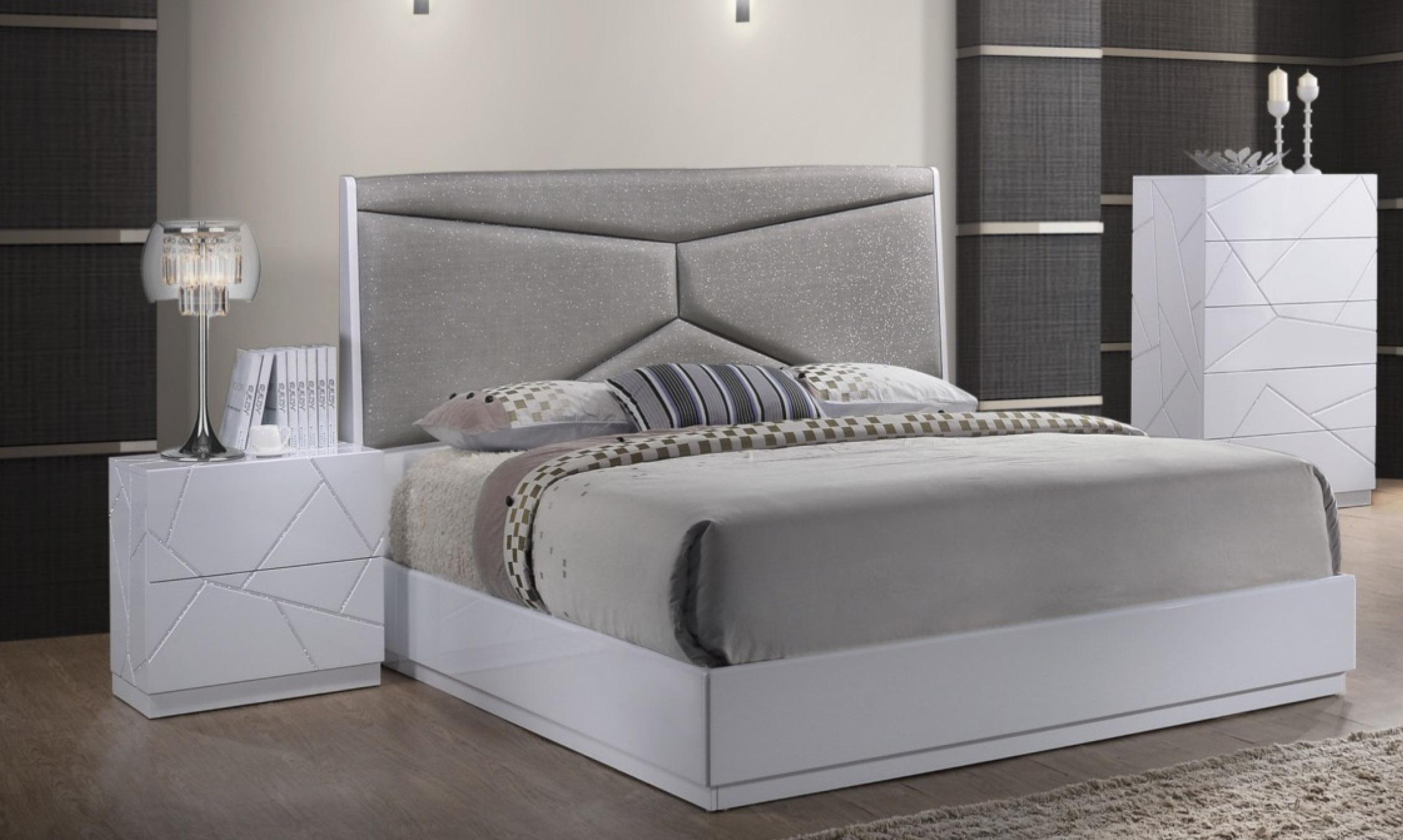 

    
Global Furniture Pandora Modern White Gloss Finish Queen Bedroom Set 3Pcs
