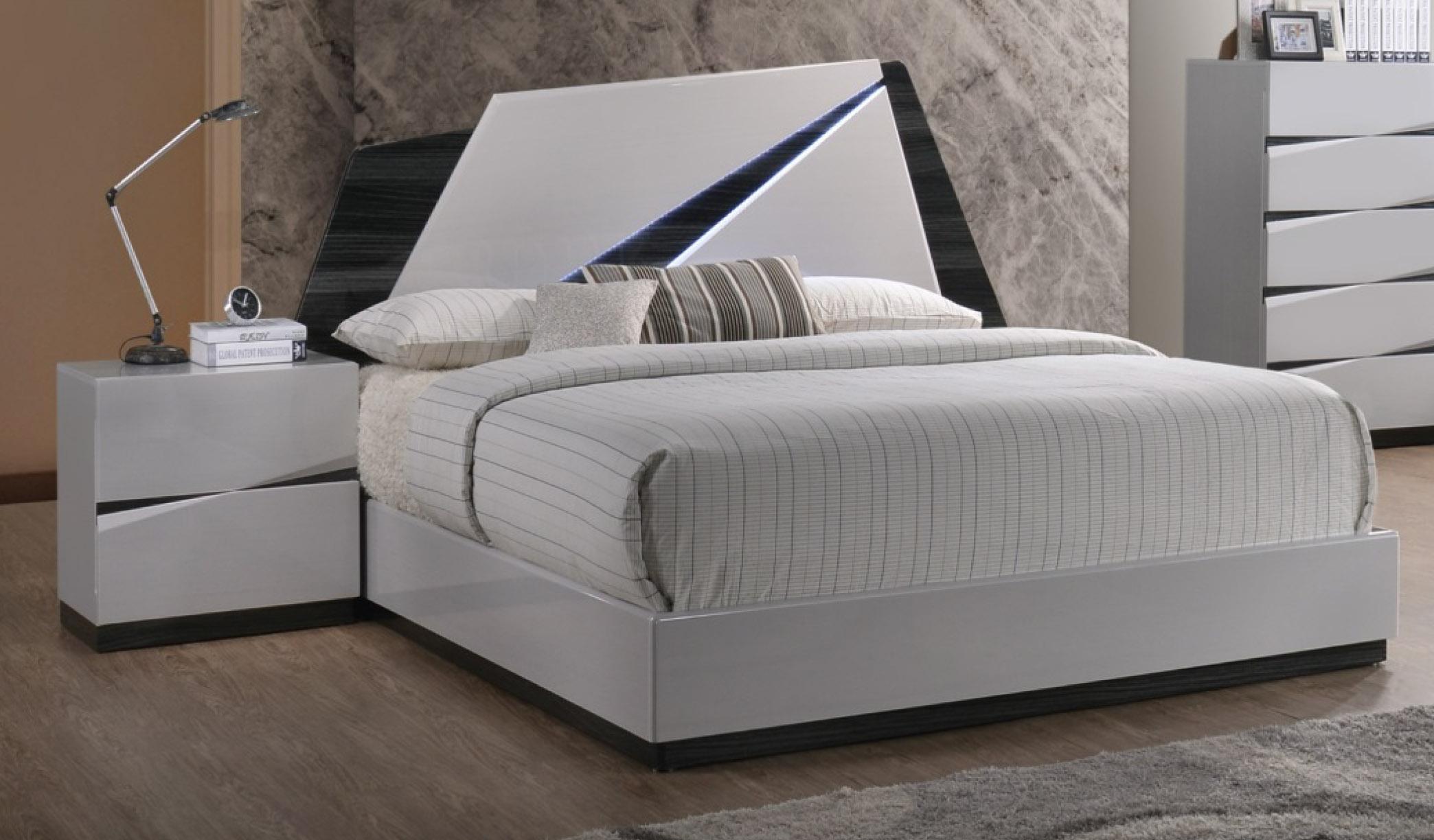 

    
Global Furniture Scarlett Modern White Gloss Finish King Bedroom Set 3 Pcs
