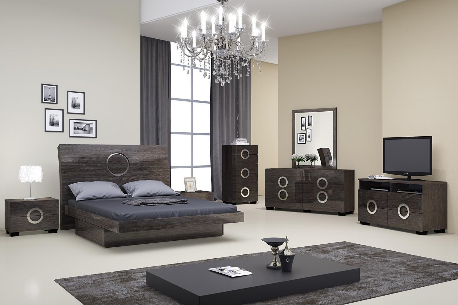 

    
Gray High Gloss Finish Queen Bedroom Set 5Pcs Monte Carlo Global United
