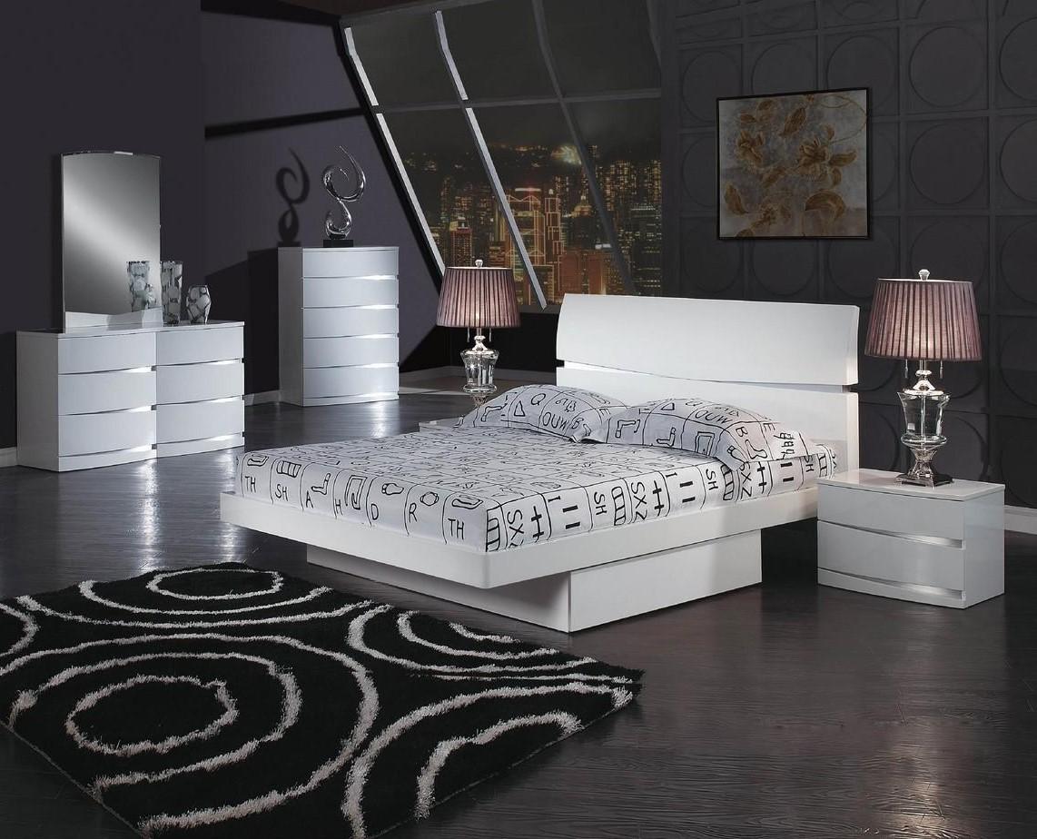 

        
Global United Wynn Platform Bedroom Set White/Silver Lacquer 00656237700901
