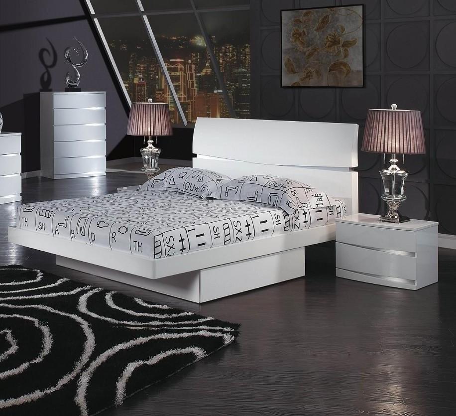 

        
Global United Wynn Platform Bedroom Set White/Silver Lacquer 00656237700895
