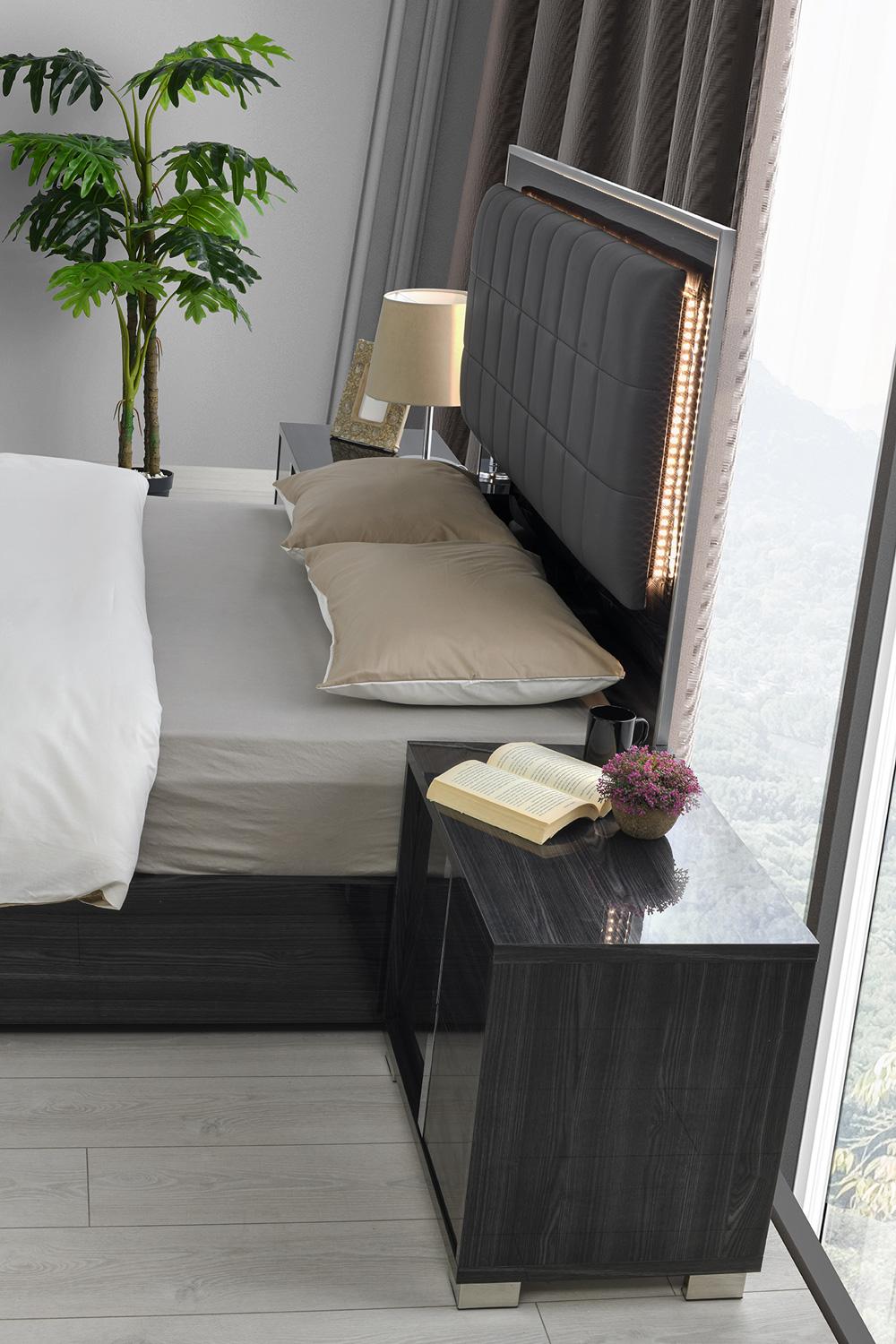 

    
Gloss Grey Finish King Bed w/LED light Modern J&M Giulia
