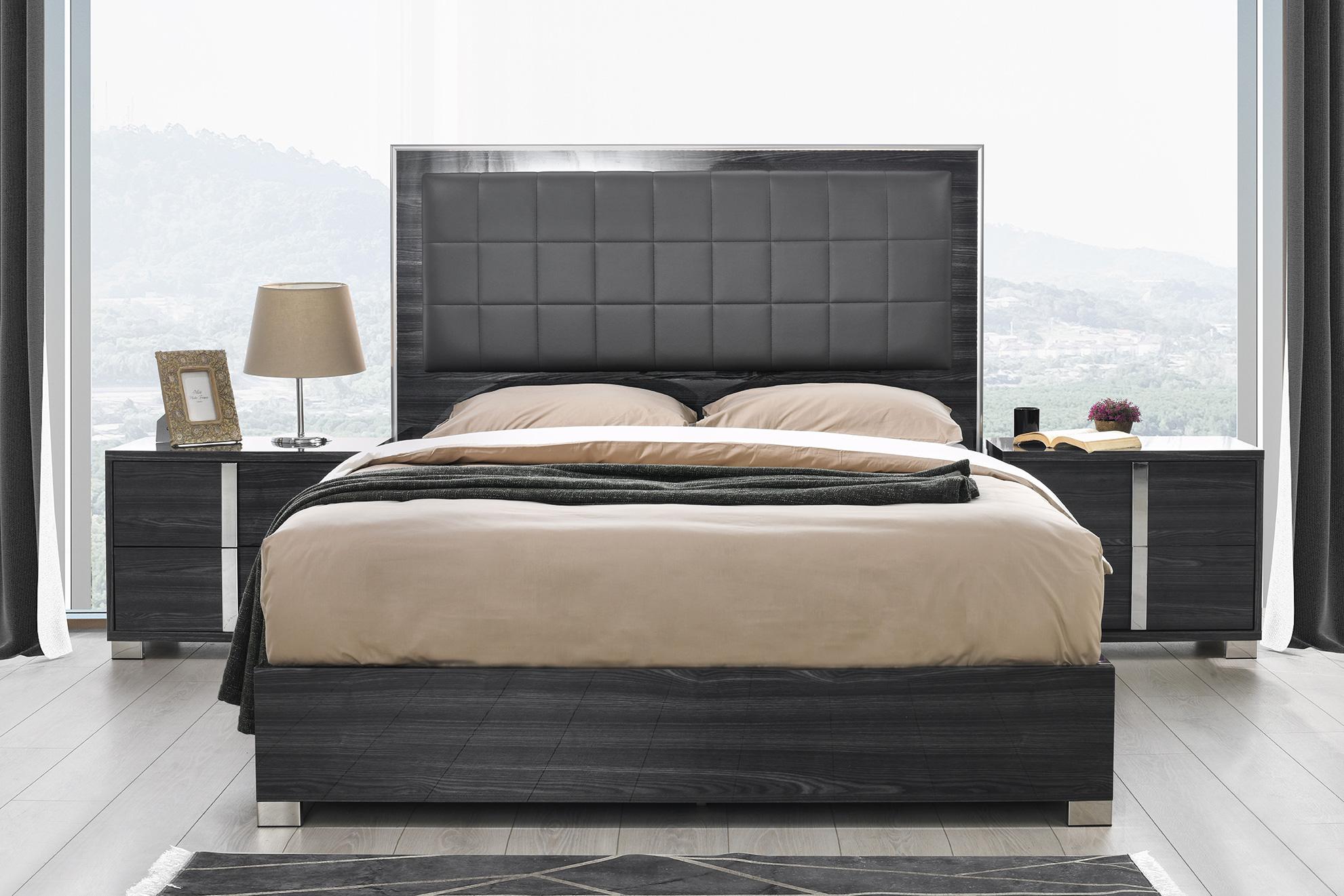 

    
Gloss Grey Finish King Bedroom Set w/LED light 3Pcs Modern J&M Giulia
