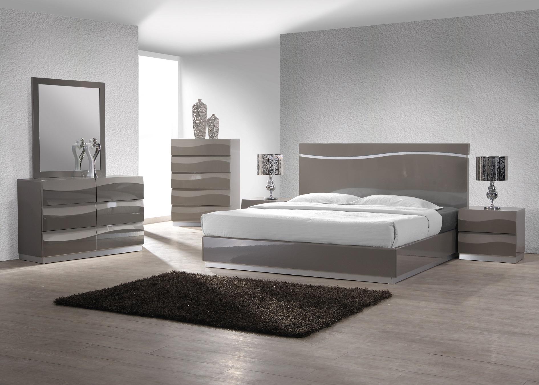 

    
 Order  Gloss Grey Finish Platform King Size Bedroom Set 4Pcs Delhi by Chintaly Imports
