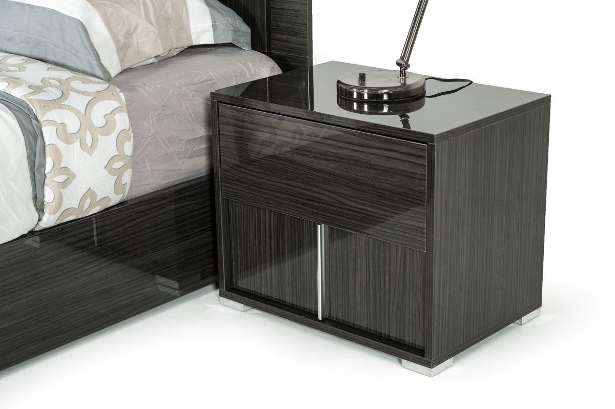 

    
VIG Furniture Ari Panel Bedroom Set Gray VGACARI-BED-K-3pcs
