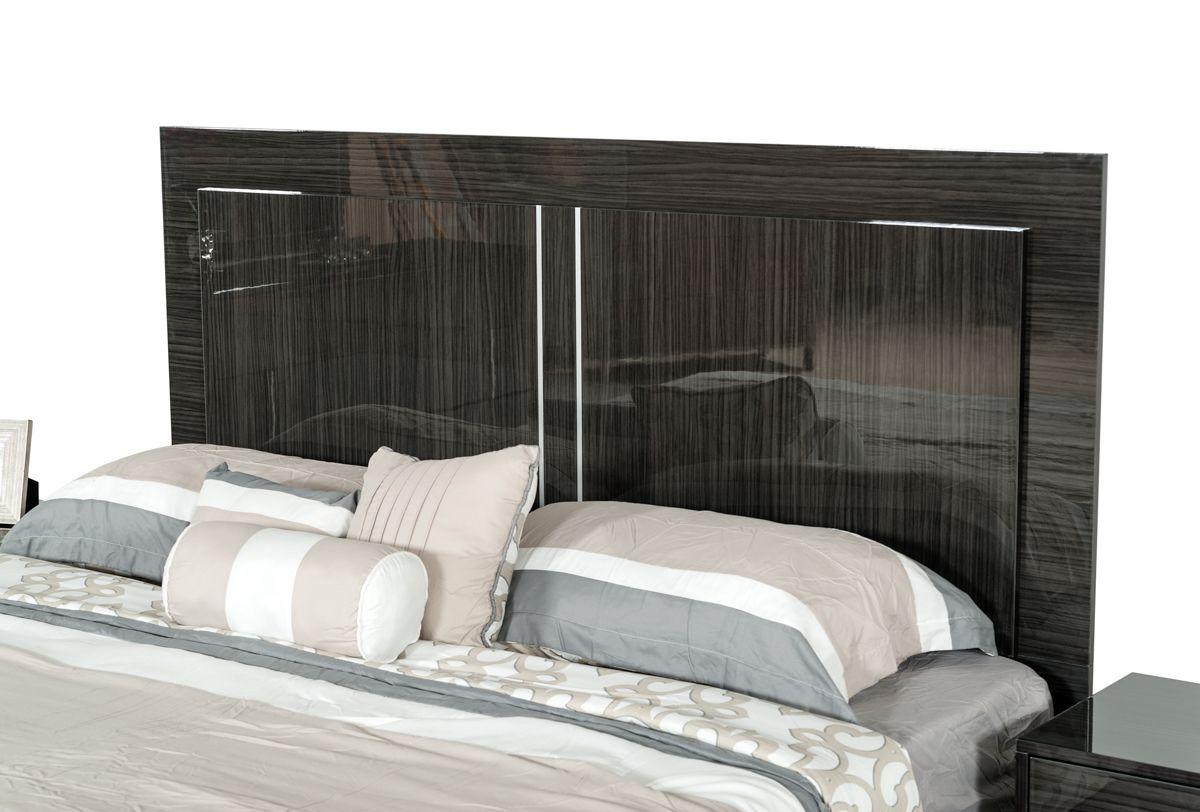 

    
Grey High Gloss & Silver Accents Queen Panel Bedroom Set 3Pcs by Vig Modrest Ari
