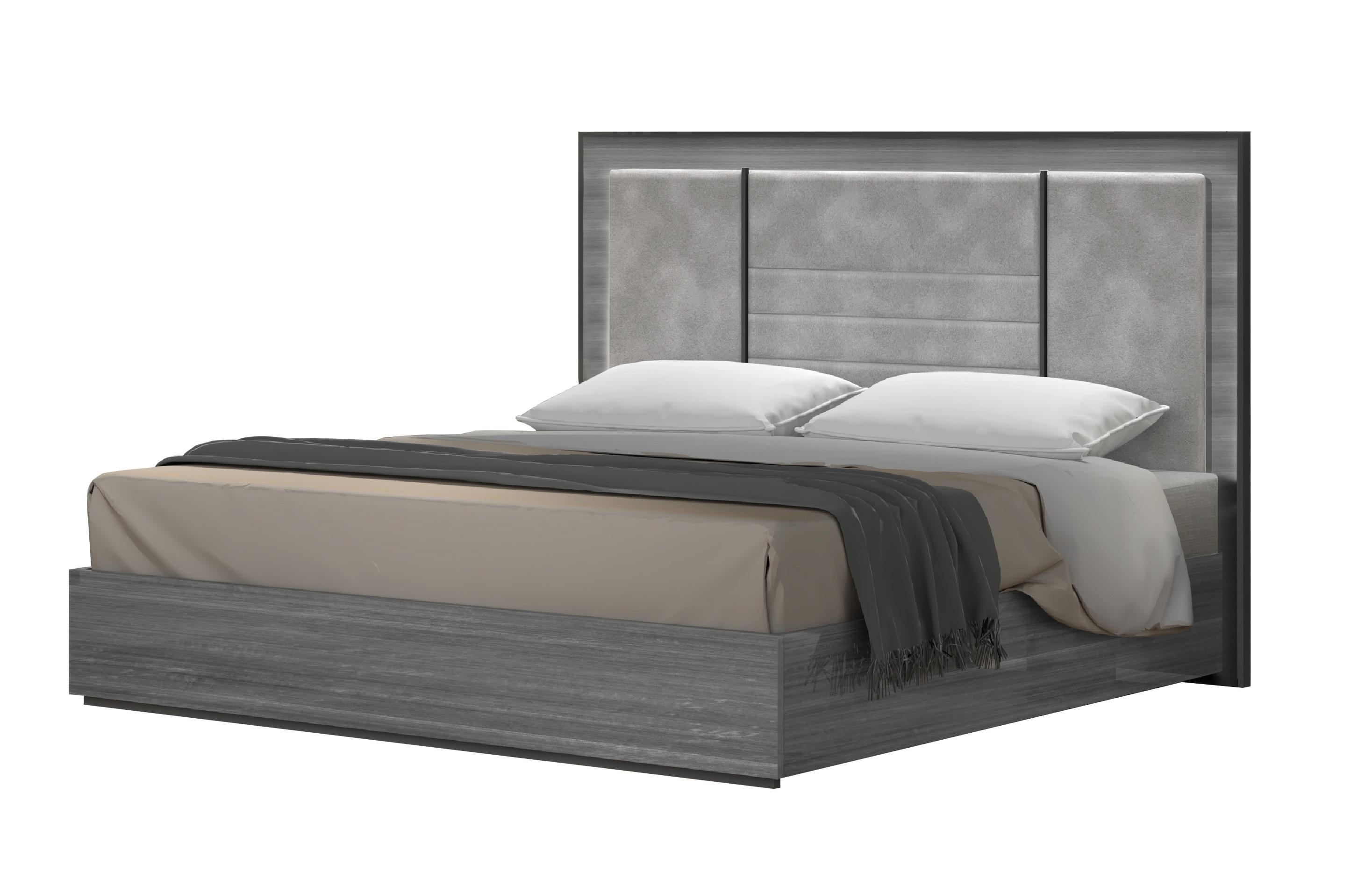 

    
Gray Glossy Upholstered King Panel Bed by J&M Furniture Blade 17450

