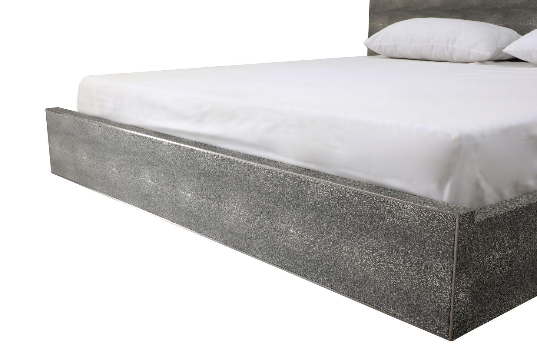 

    
VIG Furniture Dynasty Panel Bed Gray VGVCBD2108-GRY-BED-EK
