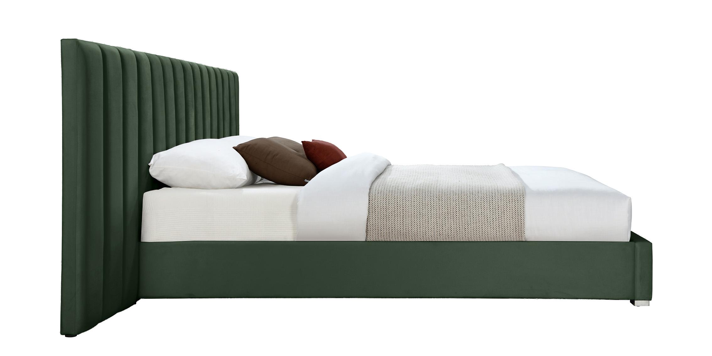 

    
PabloGreen-K Meridian Furniture Platform Bed
