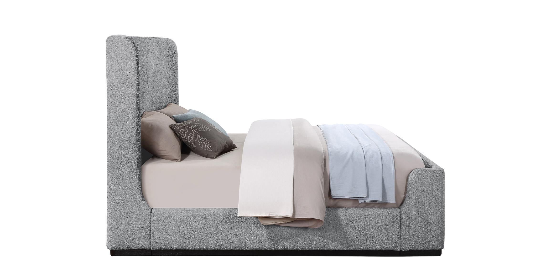 

    
OliverGrey-F Meridian Furniture Platform Bed

