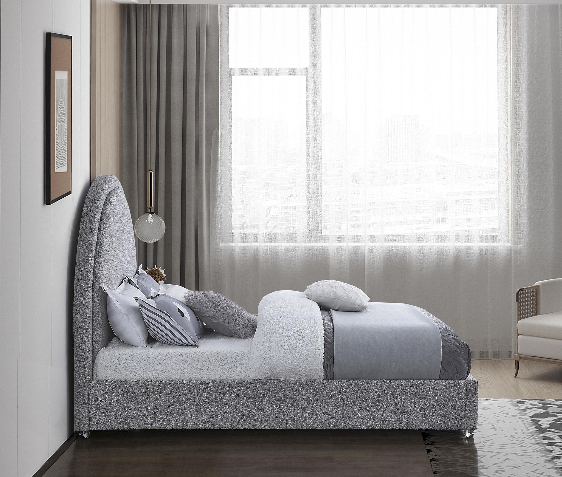 

    
MiloGrey-Q Meridian Furniture Platform Bed
