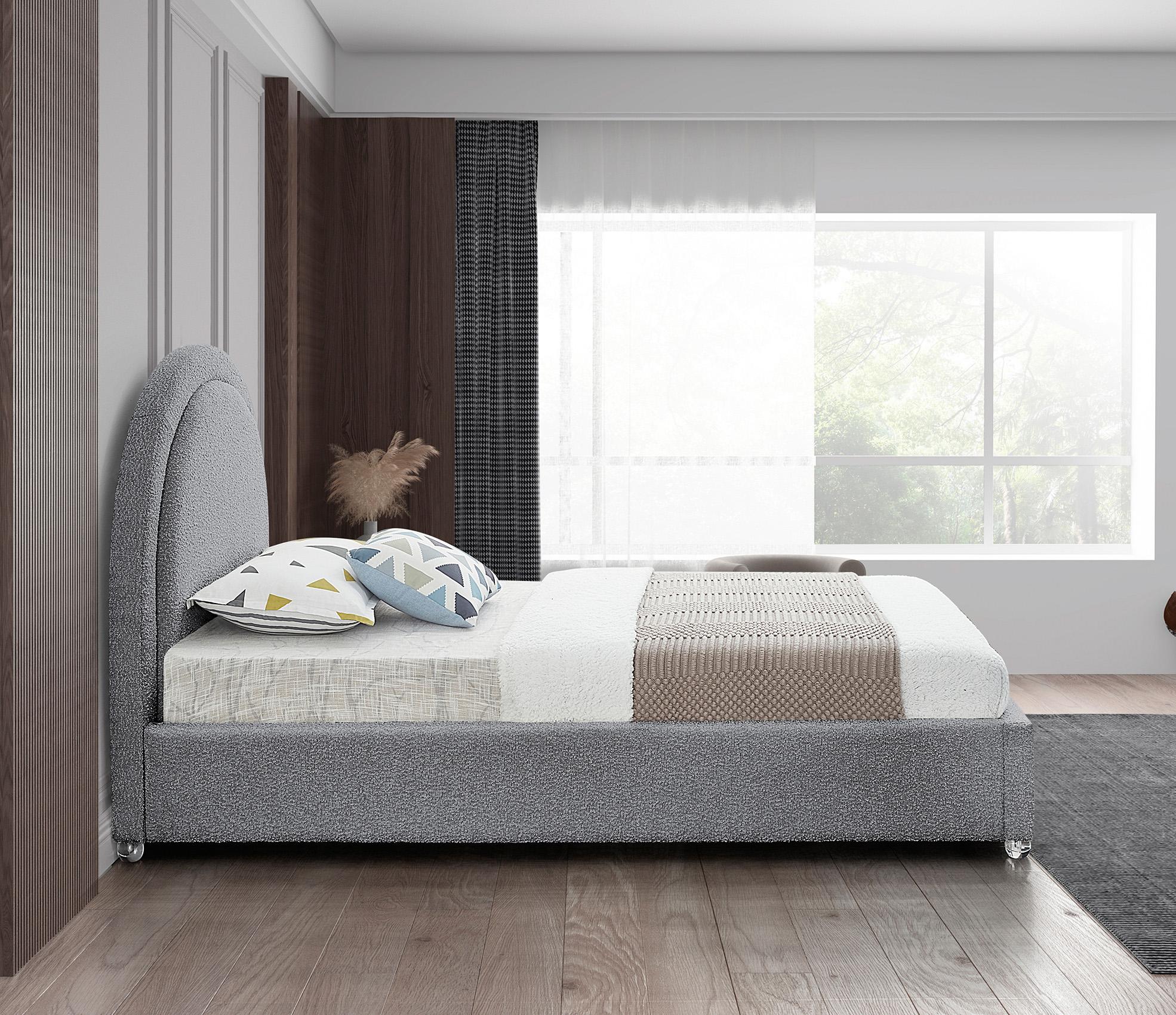 

    
MiloGrey-T Meridian Furniture Platform Bed
