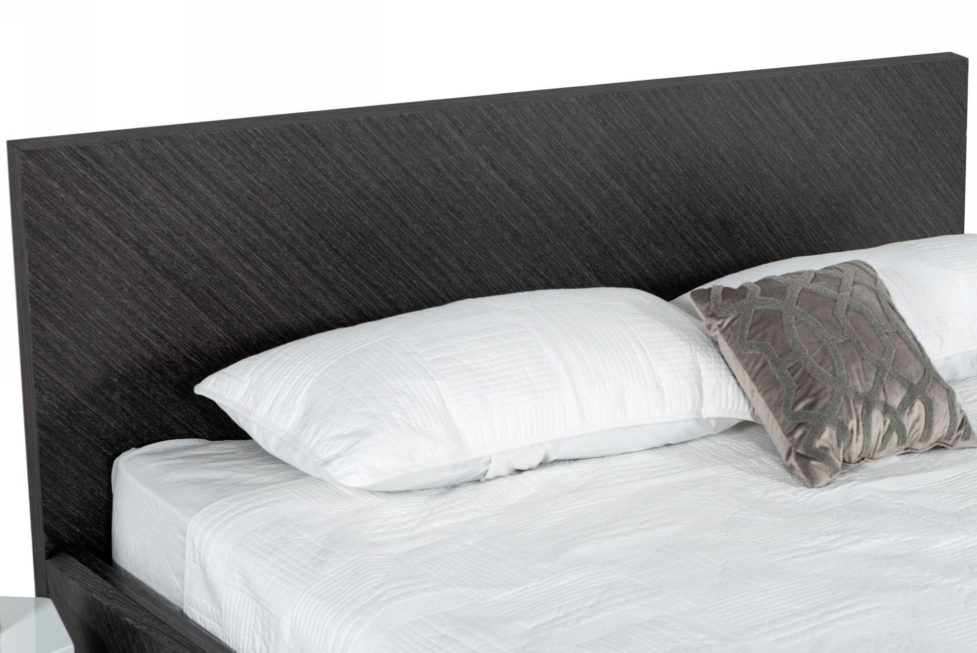 

    
VIG Furniture Gaige Panel Bed Gray/Black VGBB-MA1907-GRY-3pcs
