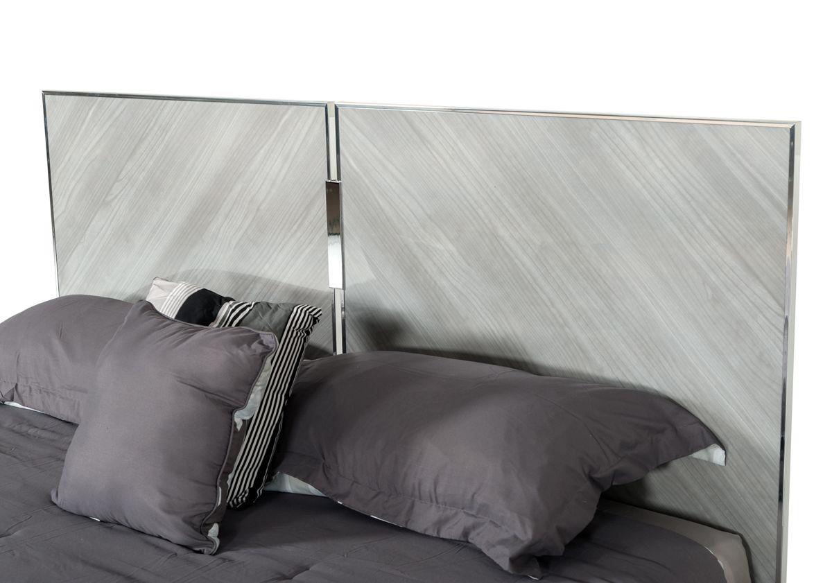 

    
Grey & Silver Accents Panel King Bedroom Set 3Pcs by VIG Nova Domus Alexa
