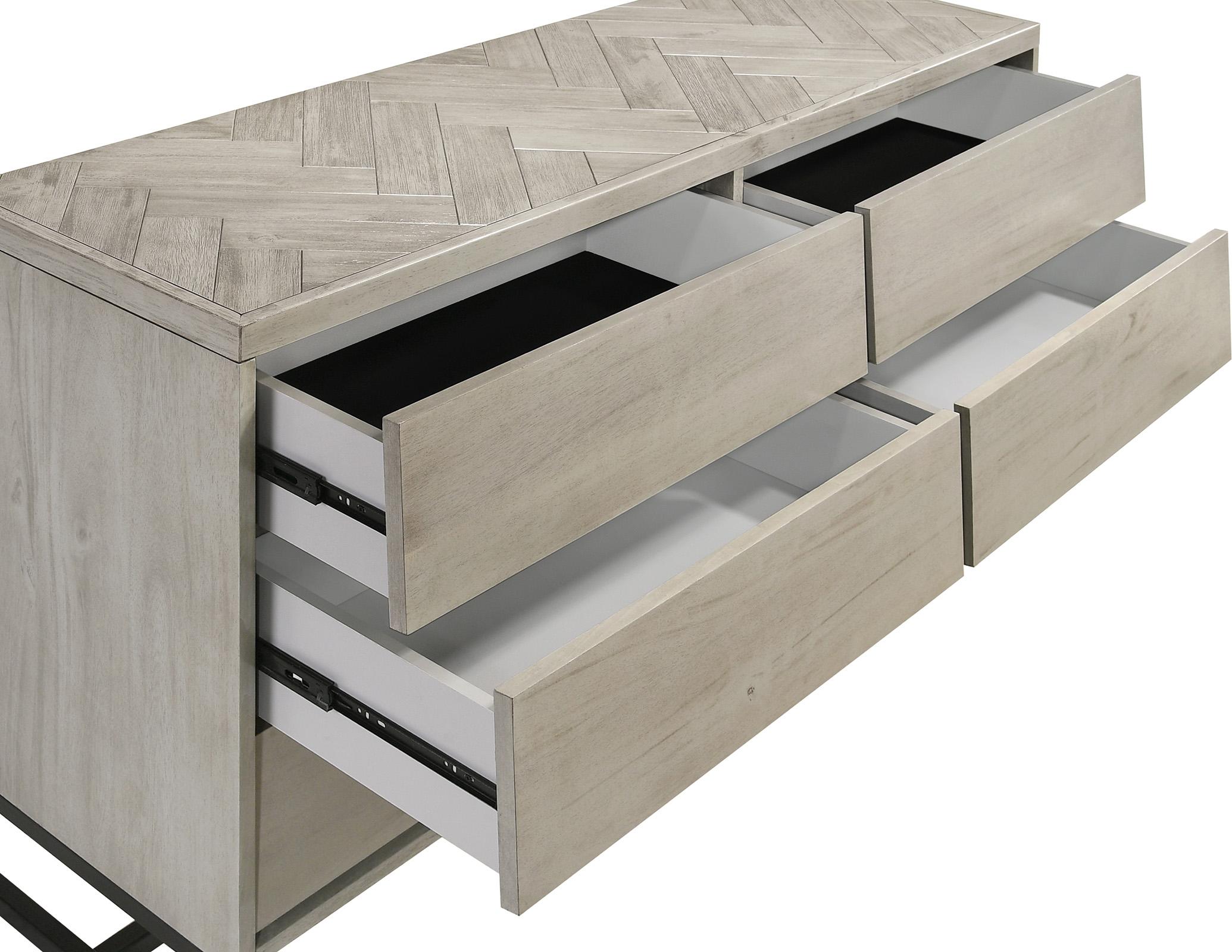 

    
Weston-Q-Set-5 Meridian Furniture Platform Bedroom Set
