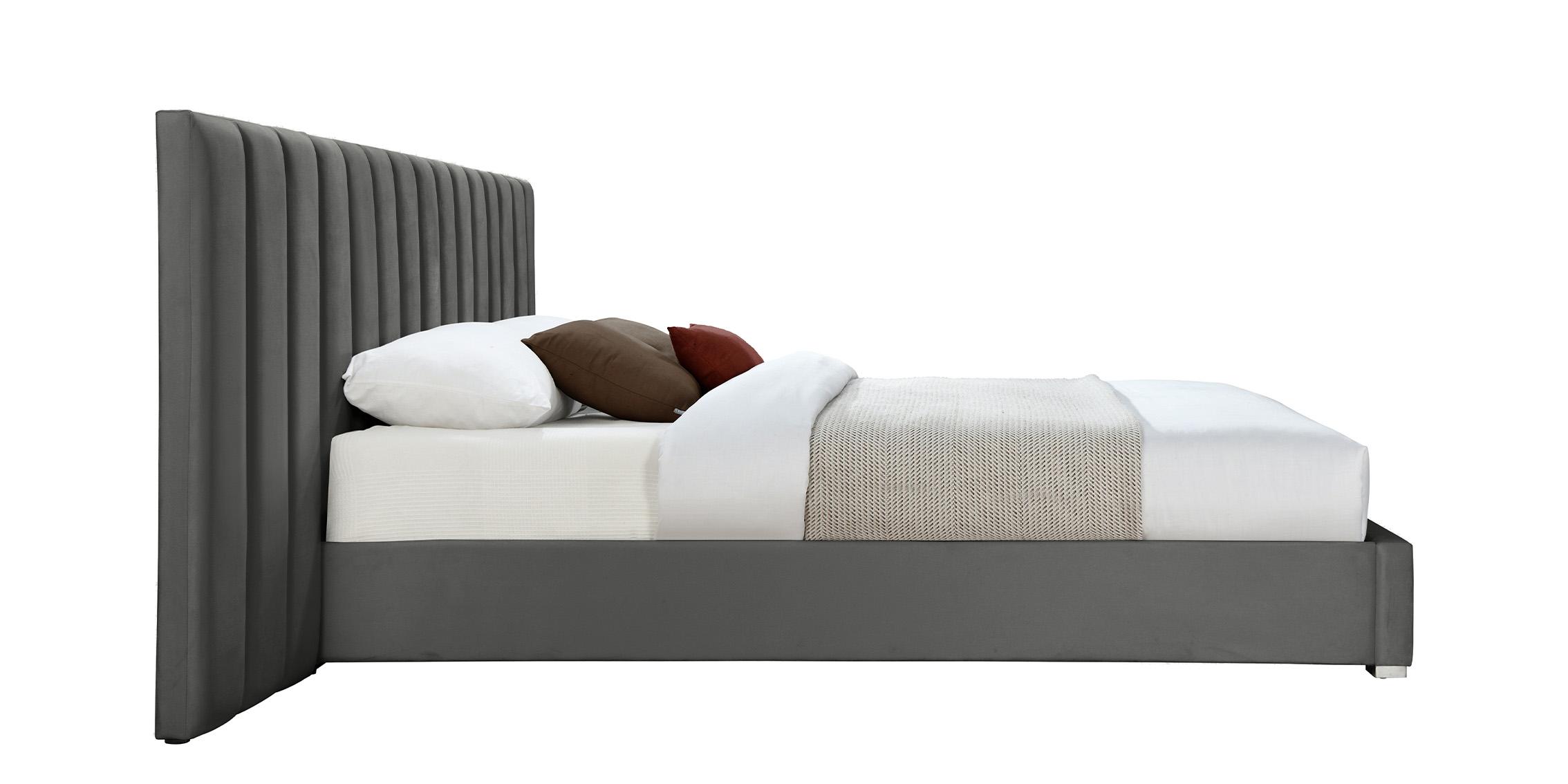

    
PabloGrey-K Meridian Furniture Platform Bed

