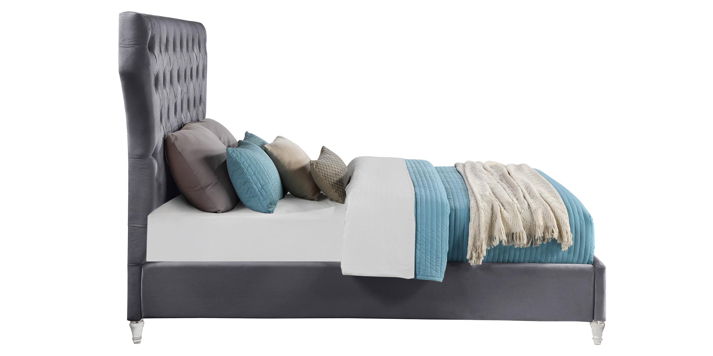 

        
Meridian Furniture KiraGrey-Q Platform Bed Gray Velvet 094308252100
