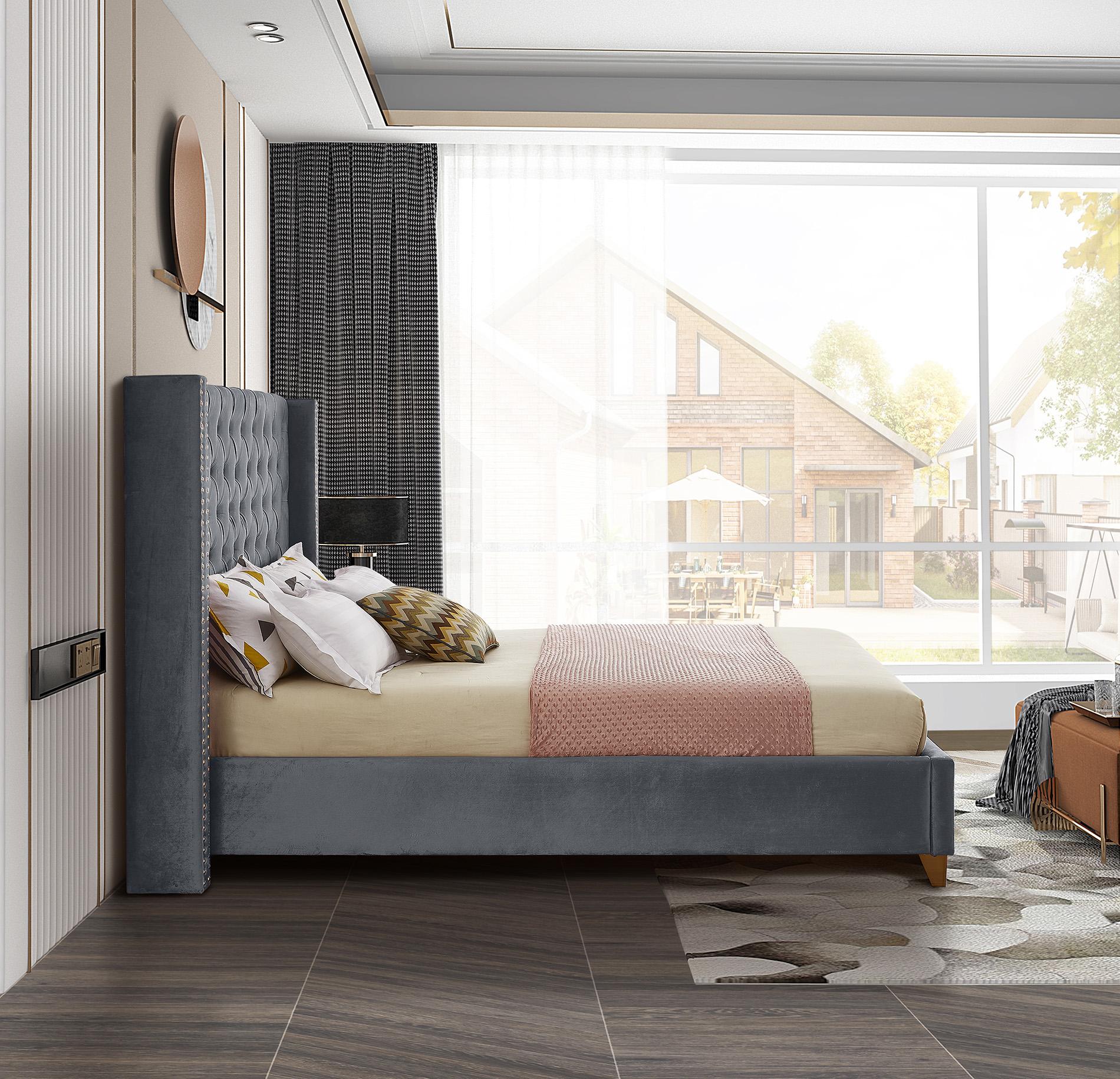 

    
BaroloGrey-Q Meridian Furniture Platform Bed
