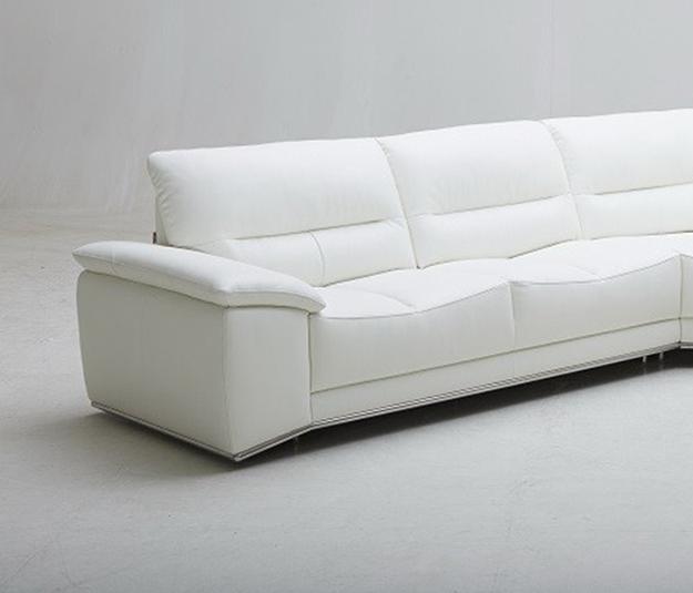 

    
J&M Furniture Adriana Sectional Corner Sofa White SKU18140
