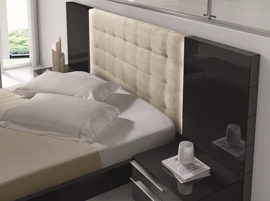 

    
Premium Beige Microfiber High Gloss Laquer Queen Bedroom 3Pcs Modern J&M Beja
