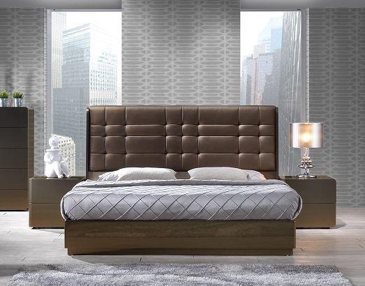 

    
J&M Ferrara Contemporary Gold Tone Leather Platform King Size Bed
