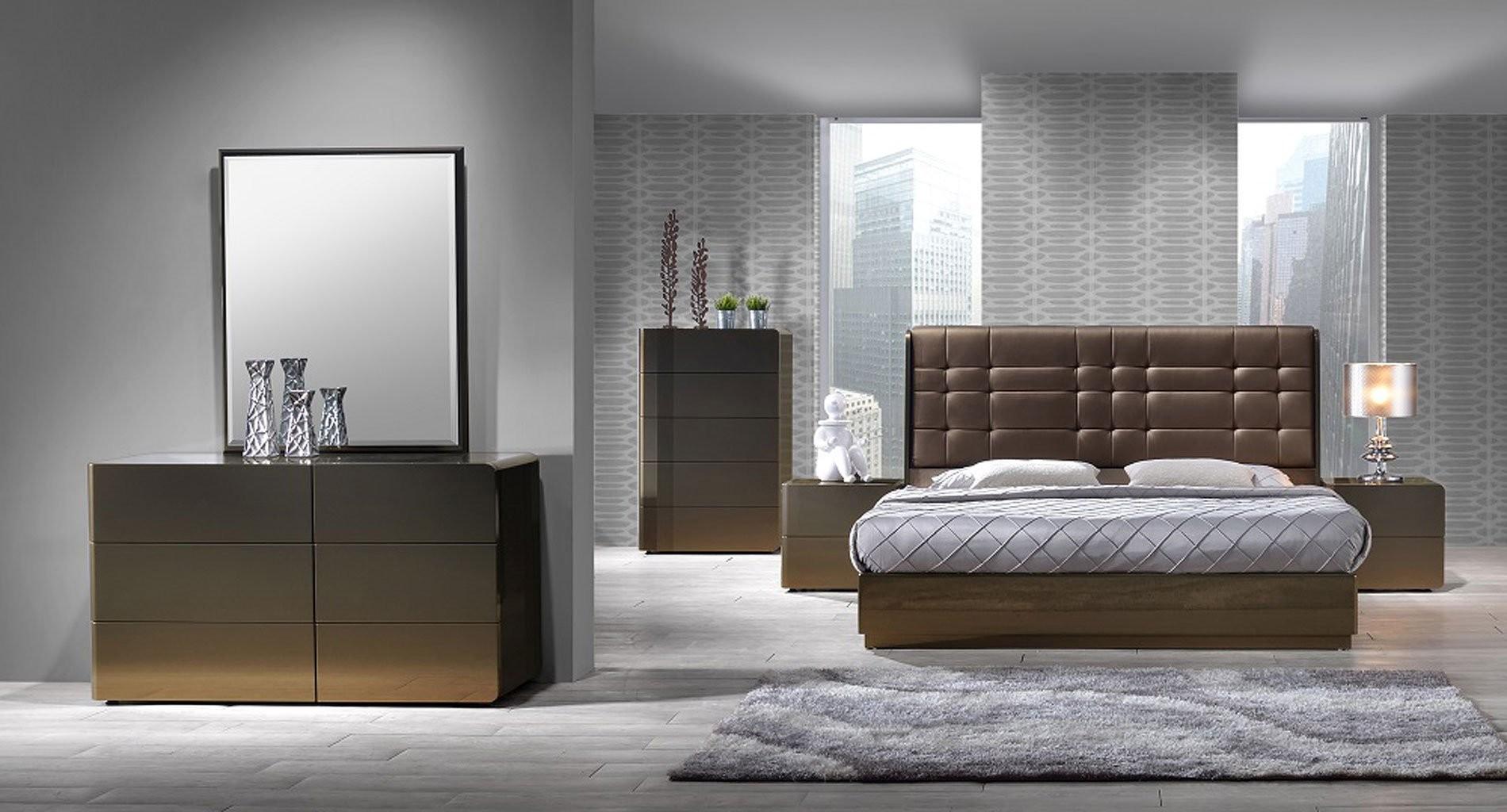 

    
J&M Furniture Ferrara Platform Bed Brown/Gold SKU18150-EK-Bed
