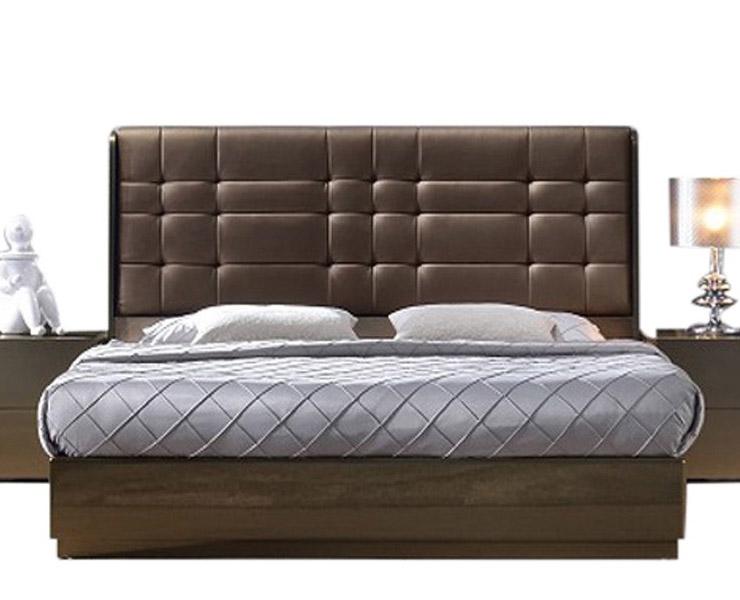 

    
J&M Ferrara Contemporary Gold Tone Leather Platform Queen Size Bed
