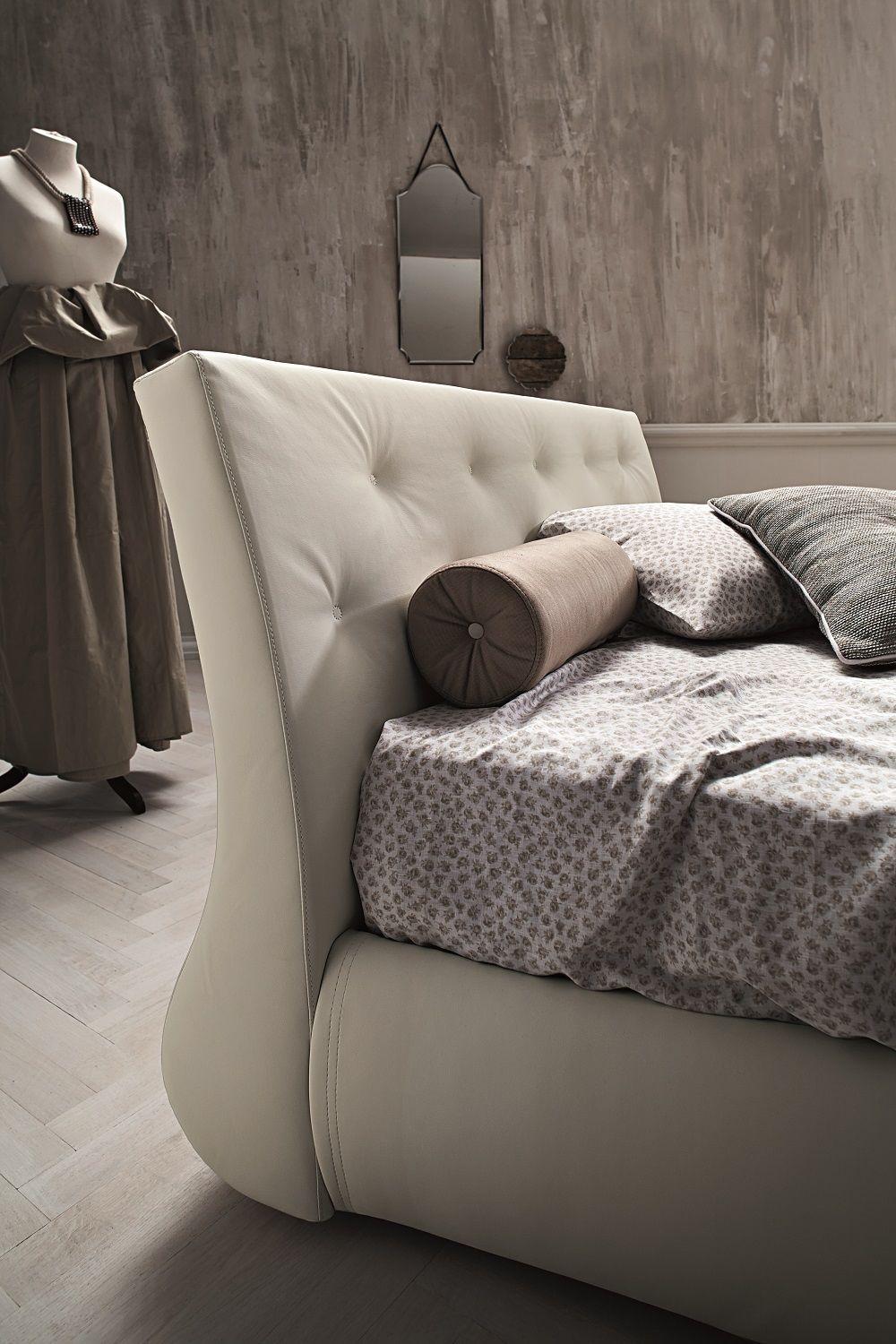 

    
J&M Furniture Gap Storage Bed White SKU18084-Q-Bed
