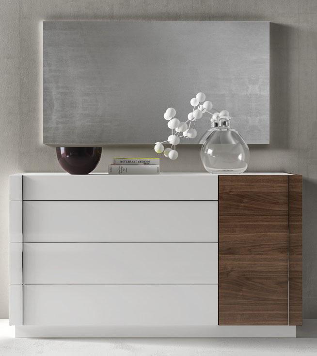 

    
White Lacquer Walnut & Wood Veneer 4 Drawer Dresser Modern J&M Lisbon

