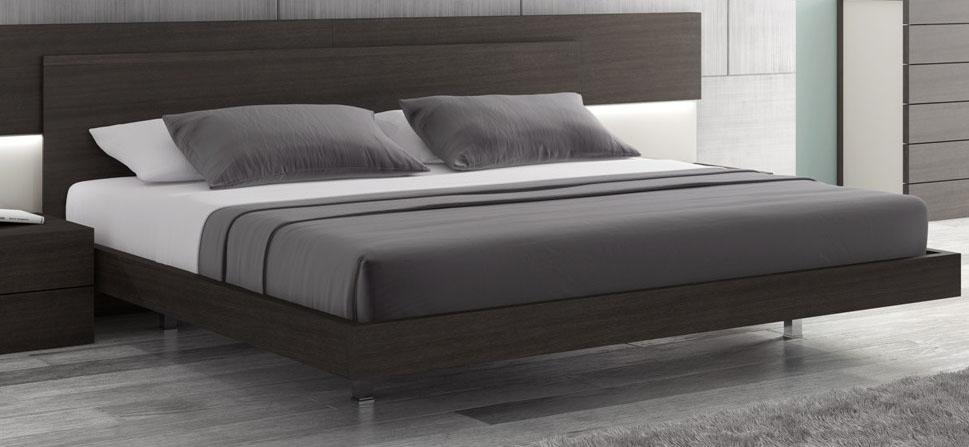 

    
Modern Wenge Veneer & Light Grey Lacquer King Size Platform Bed 5Pcs J&M Maia
