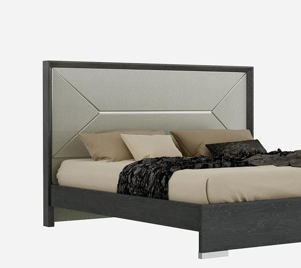 

    
J&M Furniture Monte Leone Platform Bedroom Set Light Gray/Dark Gray SKU180234-EK-Set-3
