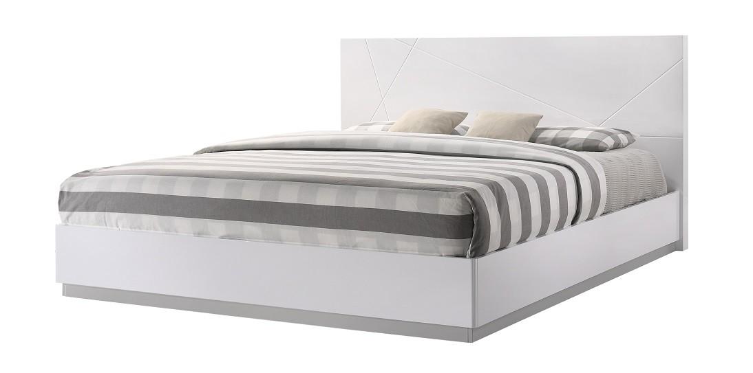 

    
J&M Furniture Naples Platform Bedroom Set White SKU17686-Q-Set-3
