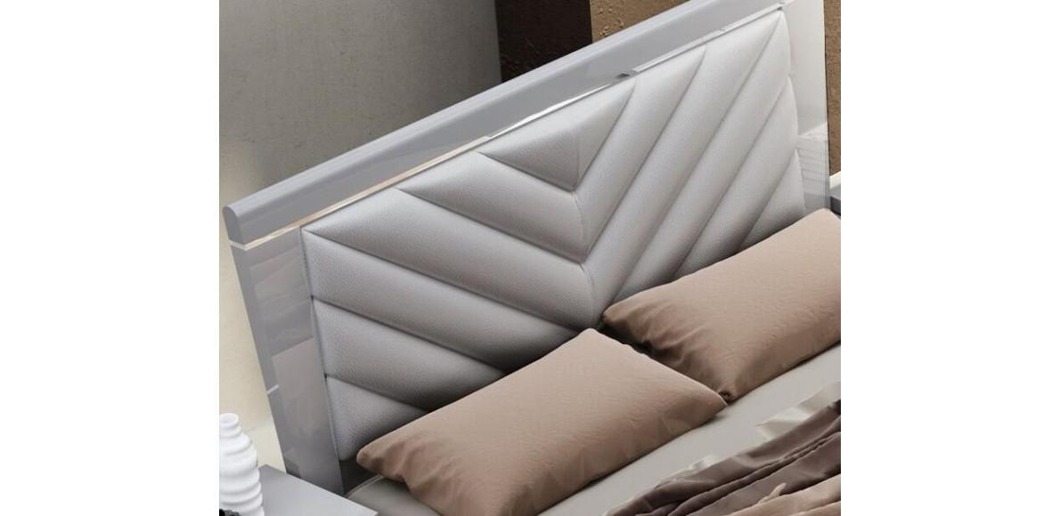 

    
Modern Grey High Gloss Finish Chrome Accents King Size Bedroom Set 3Pcs J&M New York
