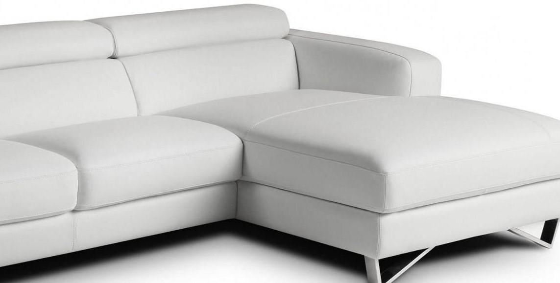 

    
J&M Furniture Sparta Sectional Sofa White SKU176911-R

