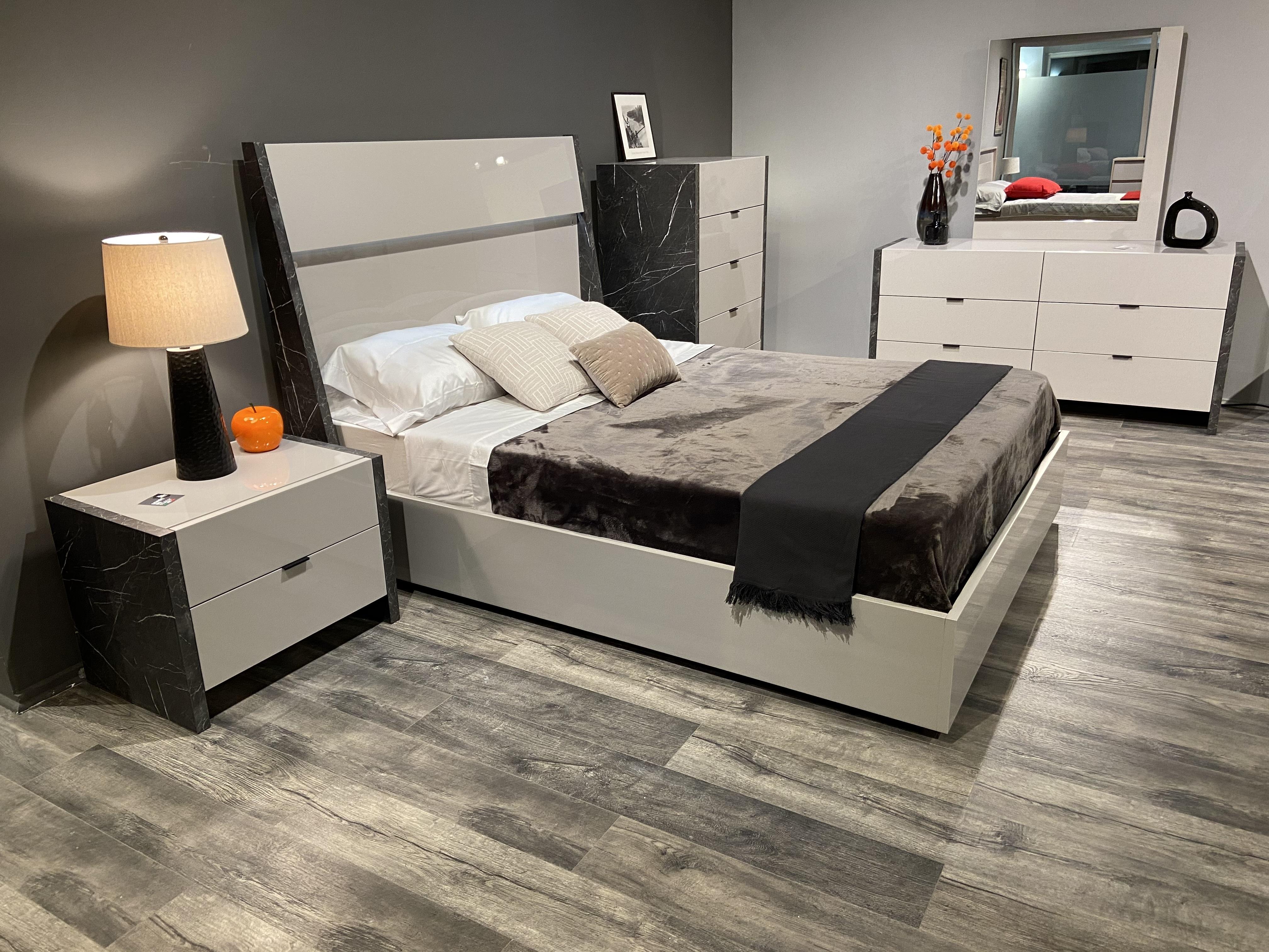 

    
SKU 17455-K-Set-5 J&M Furniture Platform Bedroom Set
