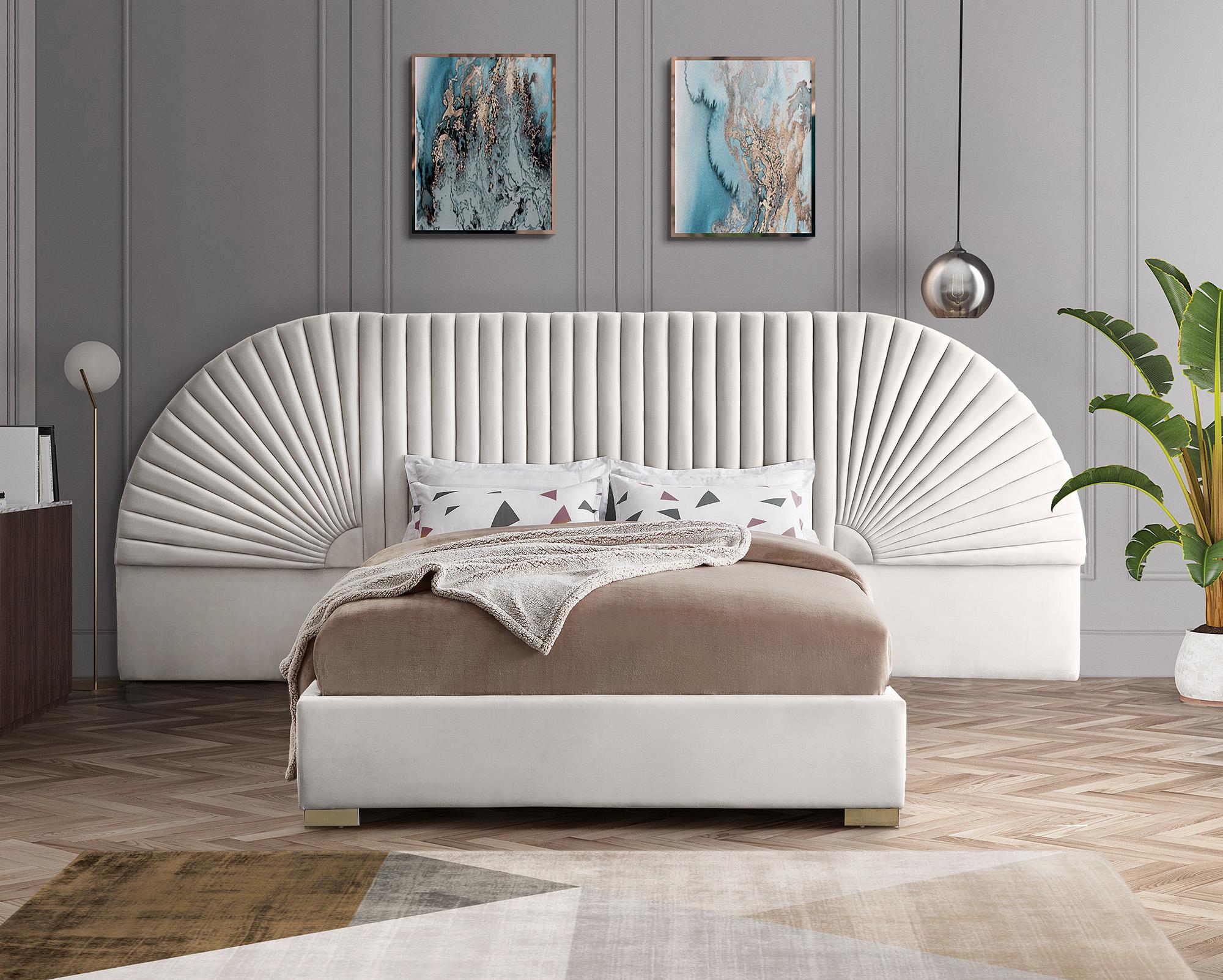 

    
CleoCream-Q-Set-3 Meridian Furniture Platform Bedroom Set
