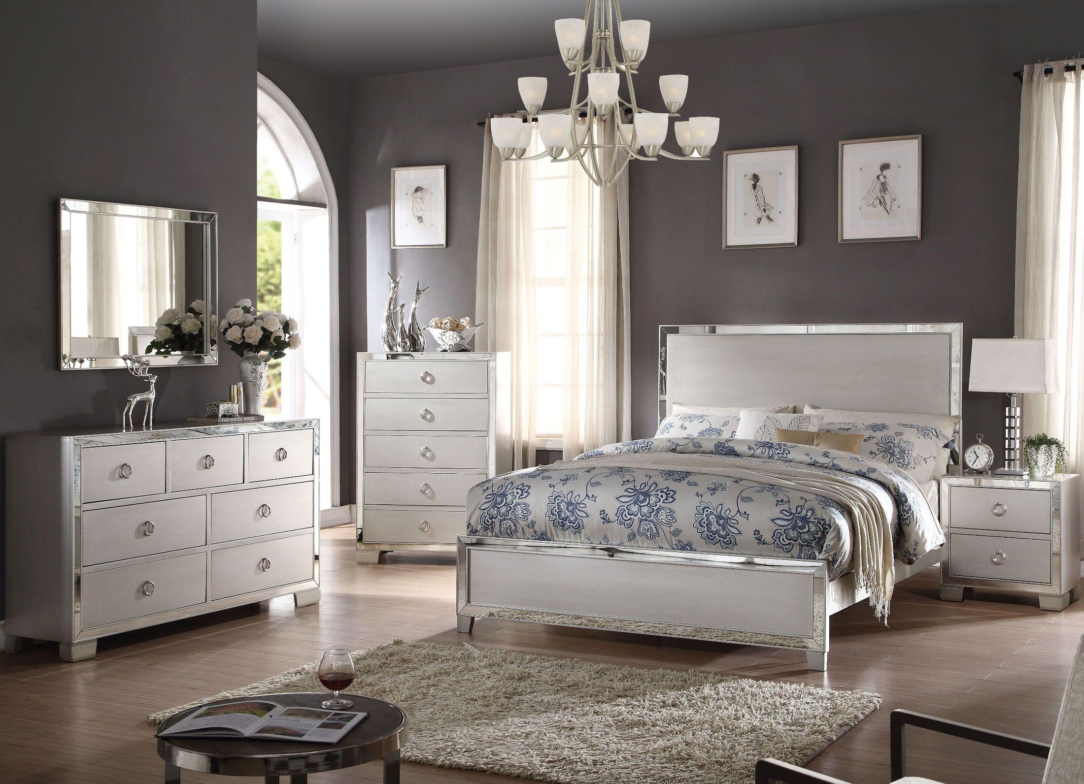 

    
Acme Furniture Voeville II EK Bed Panel Bed Platinum 24837EK
