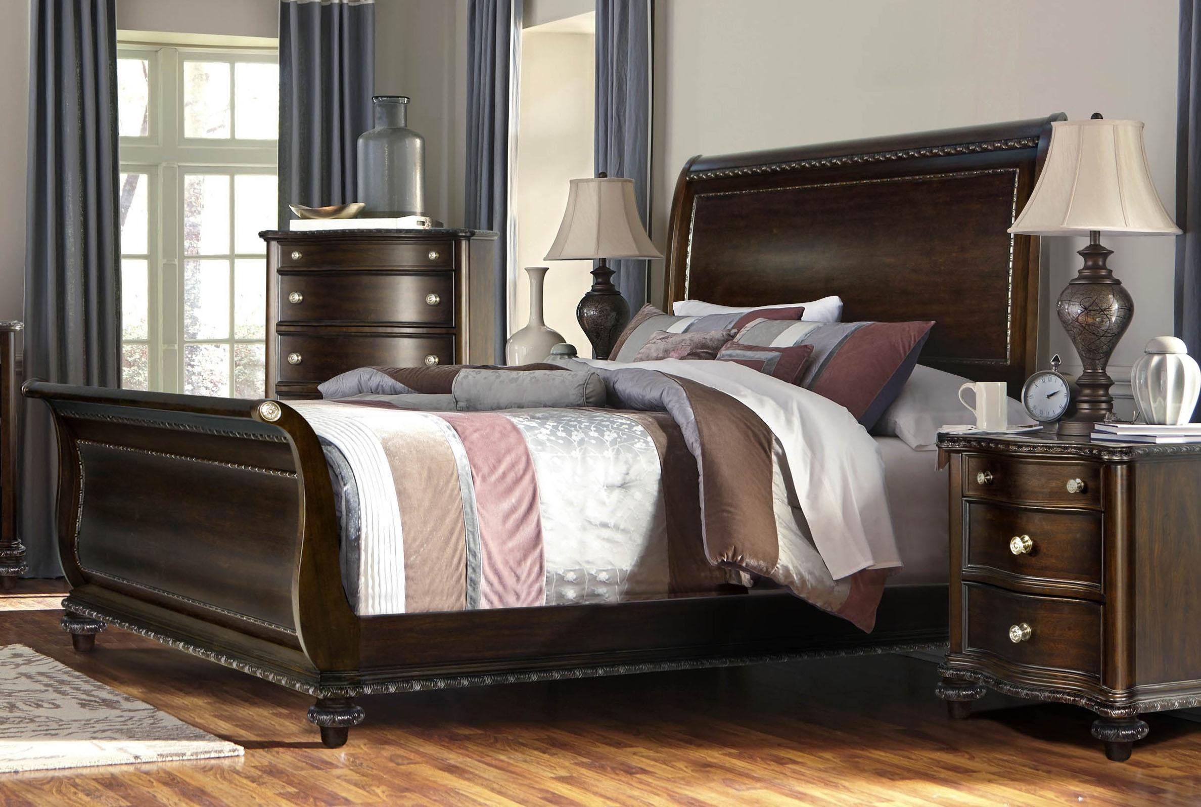 

    
McFerran B195-EK Traditional Dark Walnut Wood Finish King Bedroom Set 3Pcs
