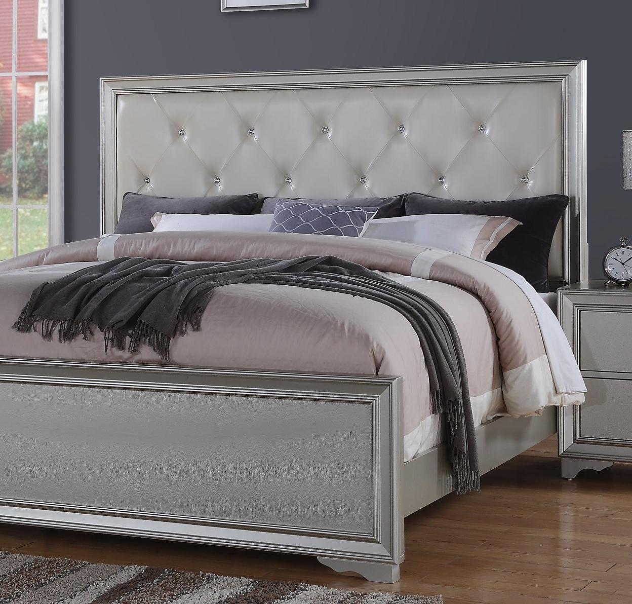

    
McFerran Furniture B508 Platform Bedroom Set Silver/White B508-EK-Set-3
