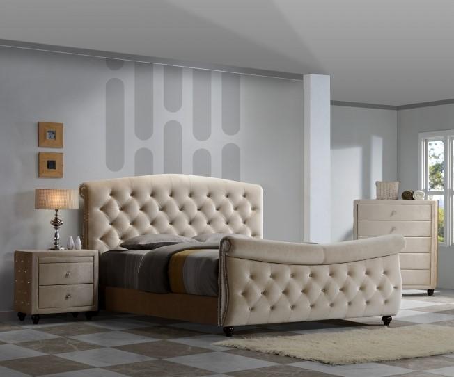 

    
Meridian Diamond Sleigh King Size Bedroom Set 3Pcs in Golden Beige Contemporary
