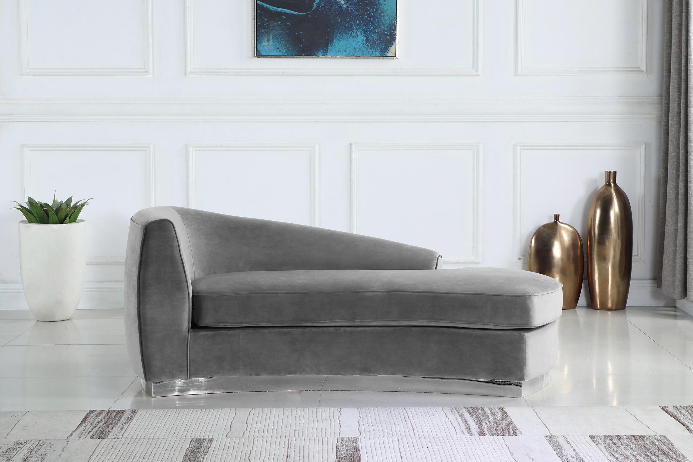 

    
Grey Velvet Curved Back Chaise Lounge Julian 621Grey-Chaise Meridian Modern
