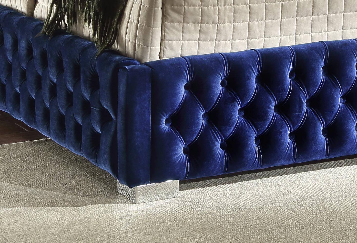 

    
SedonaNavy-K Meridian Furniture Platform Bed

