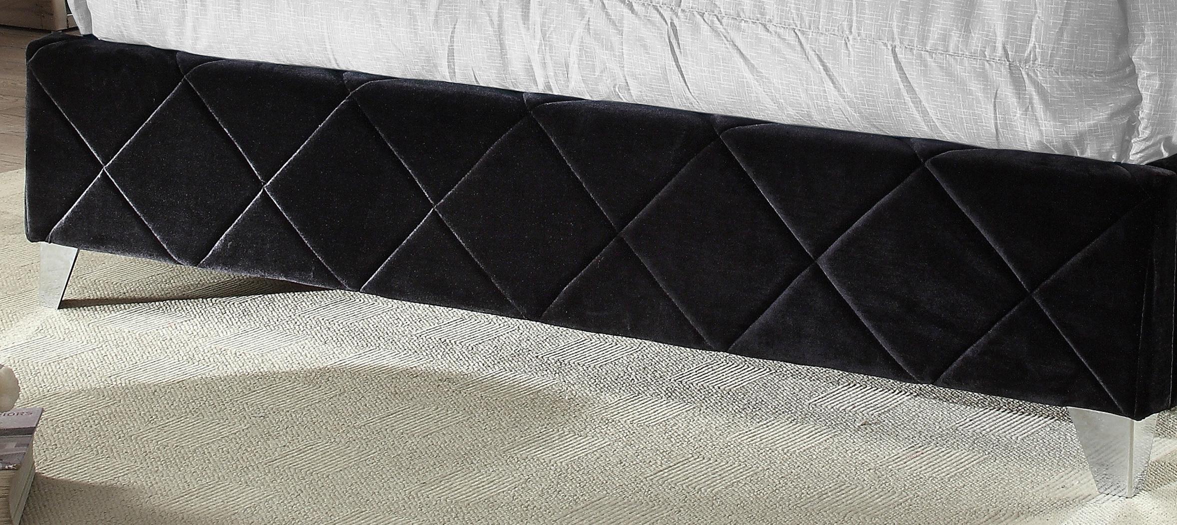 

        
Meridian Furniture Hampton Platform Bed Black Velvet 635963991623
